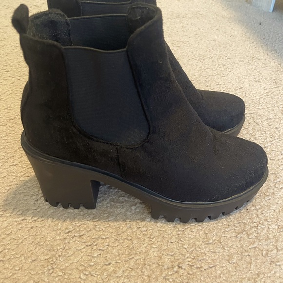 Black boots - Picture 1 of 3